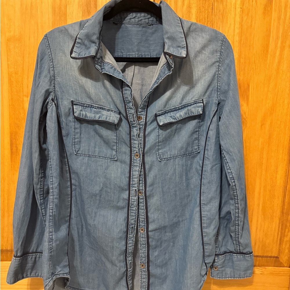 💝 3/$10. Womens chambray Button-Up Shirt